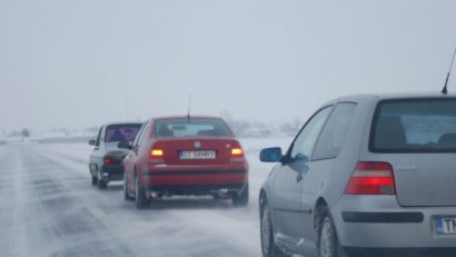 Drumuri acoperite cu zăpadă