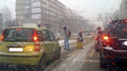 Atenţie şoferi! Circulaţie îngreunată în intersecţia din zona Dacia