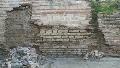 (FOTO) Edificiul Roman cu Mozaic, încă în pericol