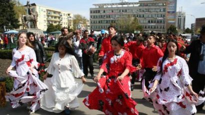 Ziua Internaţională a Rromilor, la Tulcea. Istoria rromilor, printre tradiţii, petreceri şi fuste colorate