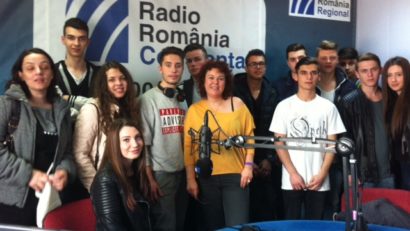 (FOTO) Elevii de la Liceul „George Călinescu” învaţă să facă radio