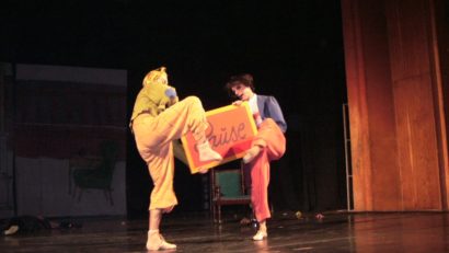 Comedie la teatru, în paşi de balet. Povestea a doi băieţi obraznici care îşi pun lumea în cap