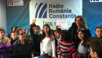 (FOTO) Elevii de la „Dimitrie Cantemir” au făcut şcoala astăzi la RADIO CONSTANŢA