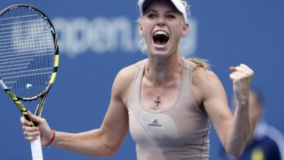 Caroline Wozniacki mai are un mic avans în fața Simonei Halep