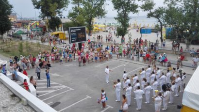 UPDATE. (Foto) GAUDEAMUS Litoral 2015 la final. Horă în fața Radio Constanța