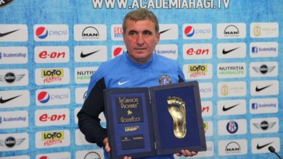 Gheorghe Hagi a prezentat ziariştilor trofeul Golden Foot