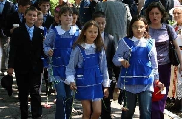 Uniformele ar putea deveni OBLIGATORII în şcoli