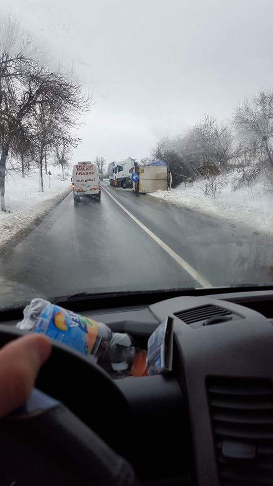 TIR răsturnat la intrarea în Hârşova