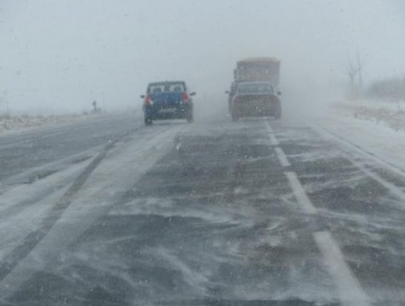 Atenţie, şoferi! NINGE viscolit pe Autostrada Soarelui