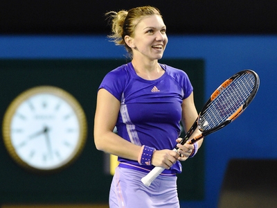 Halep joacă după miezul nopţii cu Strycova