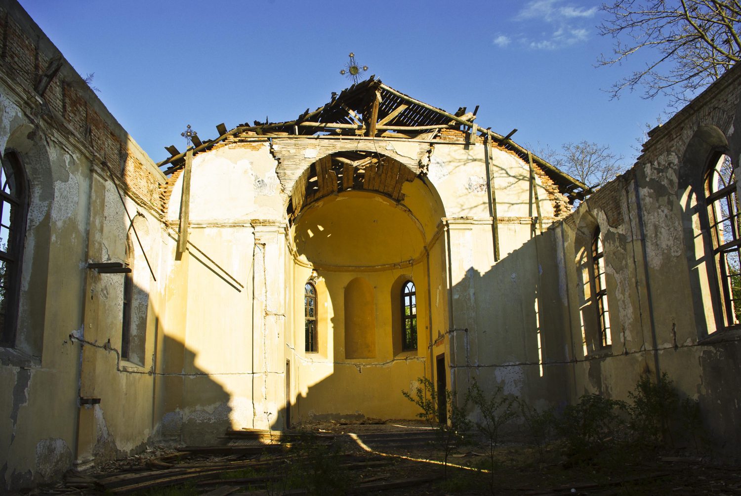 Video – MALCOCI. Cea mai mare biserică catolică din Dobrogea zace sub propriile ruine