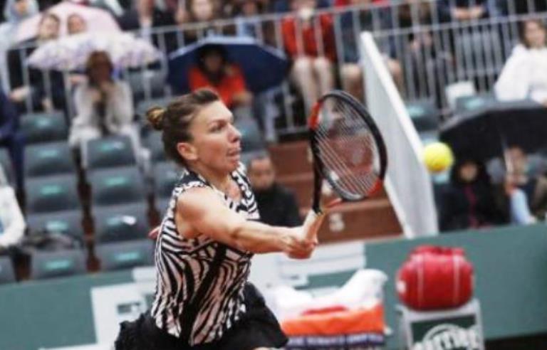 Meciul Halep -Stosur a fost reluat și întrerupt din nou