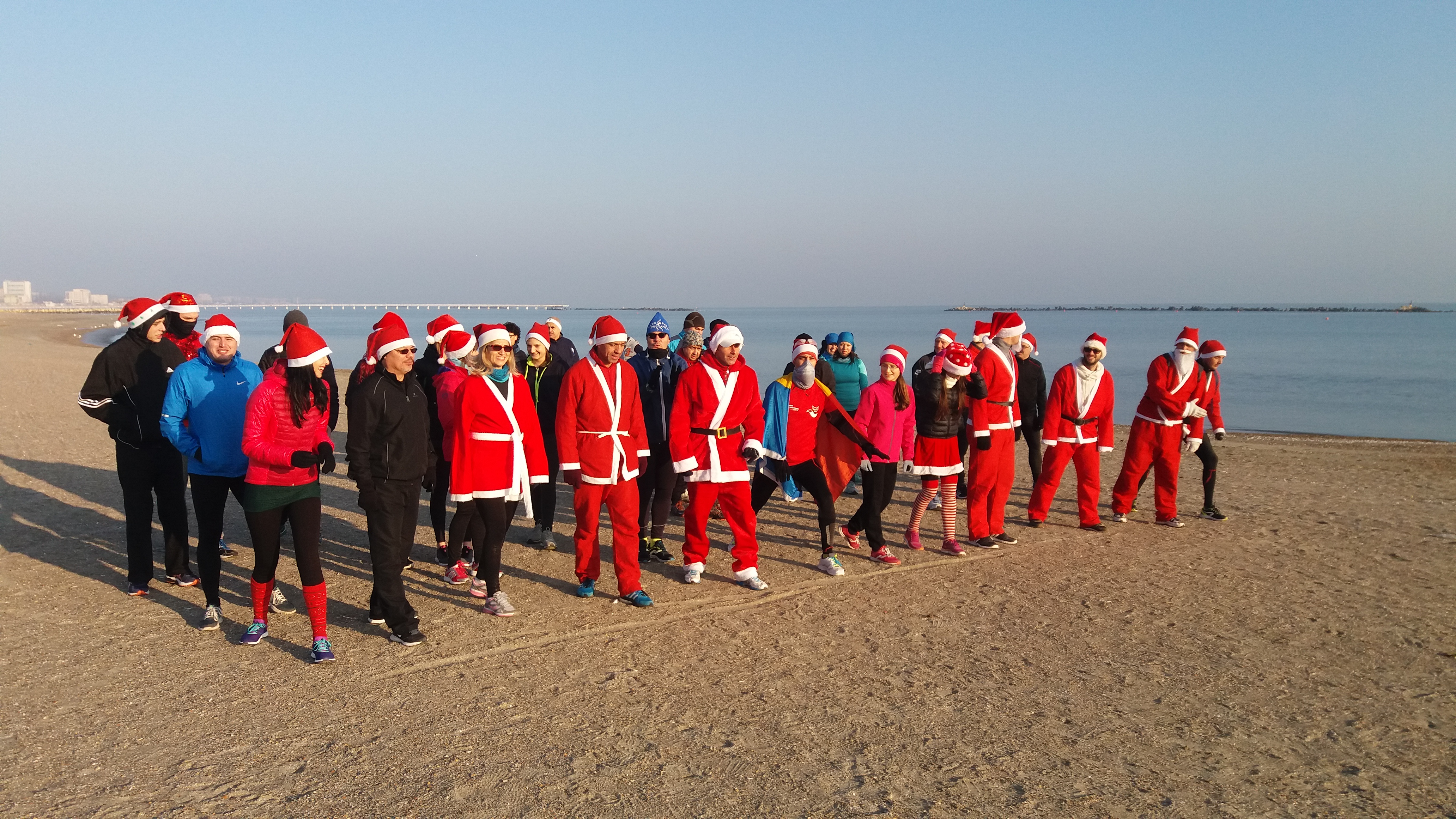 Moş Crăciun aleargă cu Crăciunițele pe plaja din Mamaia