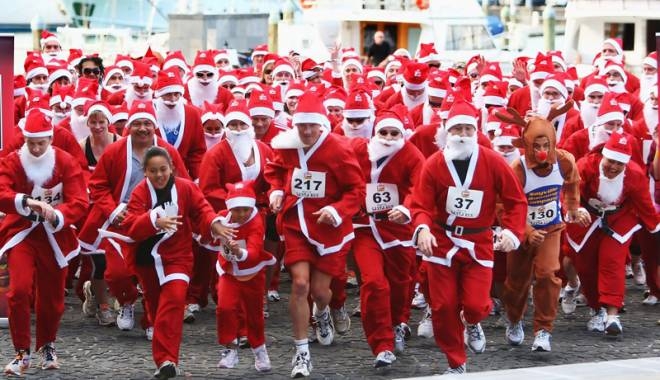 Moş Crăciun aleargă pe plaja din Mamaia la “SantaRun”