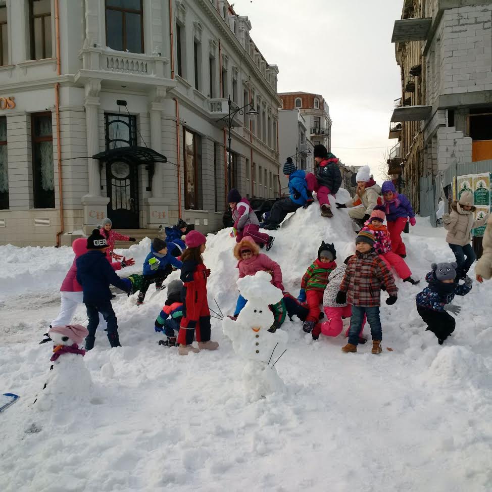 CONSTANȚA. FOTO. Școala „Gheorghe Țițeica” își face armată de… oameni de zăpadă