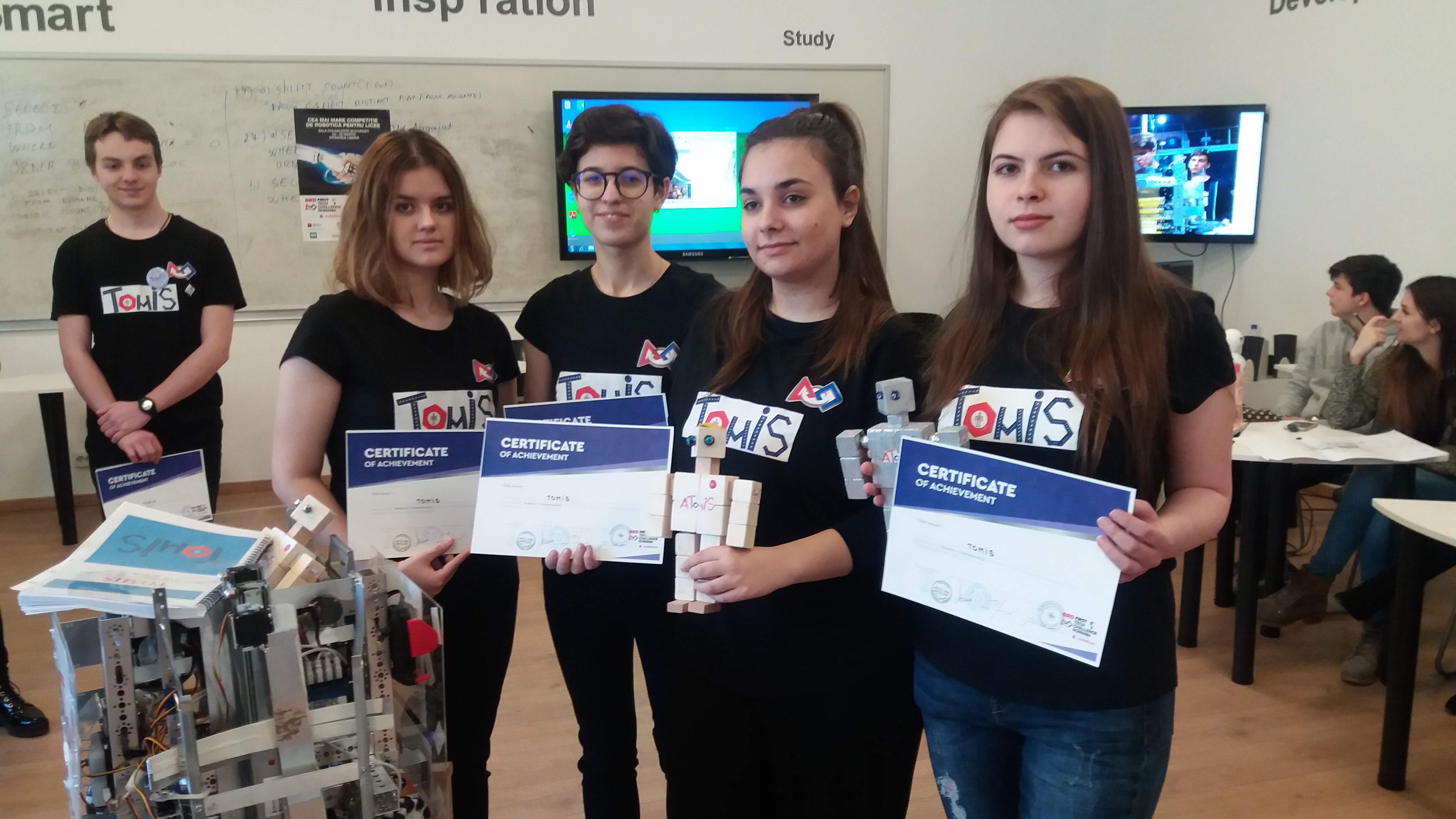 FOTO/Liceenii de la Colegiul MIRCEA CEL BĂTRÂN s-au întors victorioși de la competiția națională de robotică First Tech Challenge