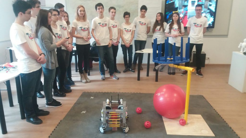 Elevii constănţeni vor prezenta la First Tech Challenge un roboţel care aruncă bile la coş