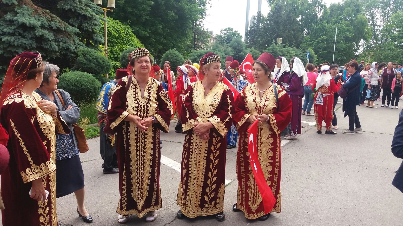 CONSTANȚA/FOTO: Paradă de costume și dansuri tradiționale, de ziua limbii turce