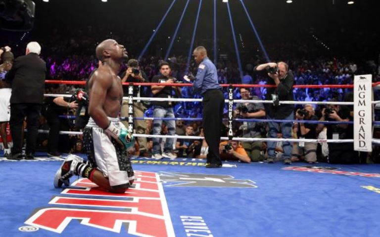 Mayweather l-a învins pe McGregor și este campion la categoria semimijlocie WBC