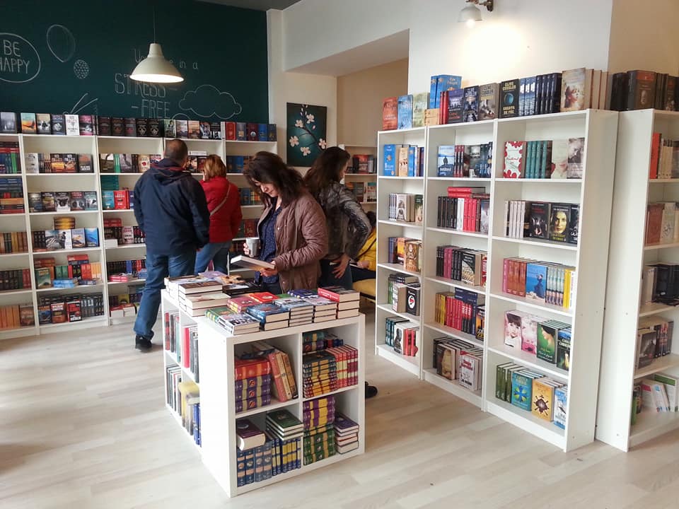 La Constanța romanele se citesc în ton cu vremea. Un librar povestește cum se schimbă gusturile în lectură după anotimp