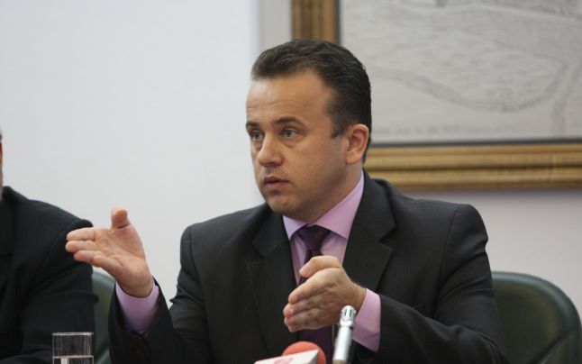 Liviu Pop: Manualele de clasa a cincea vor fi în şcoli luni dimineaţă