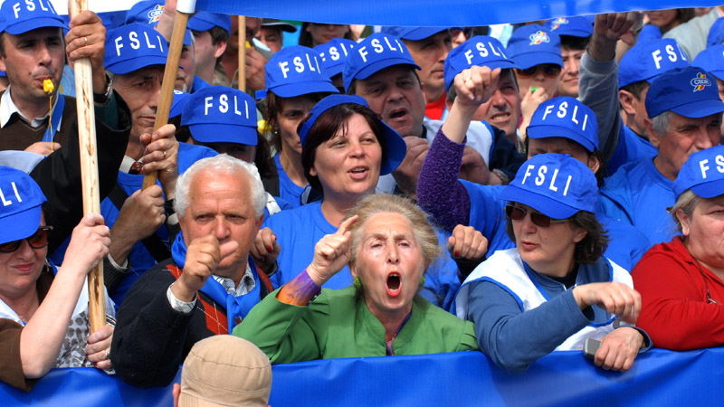 Federaţia Sindicatelor Libere din Învăţământ se pregăteşte de proteste