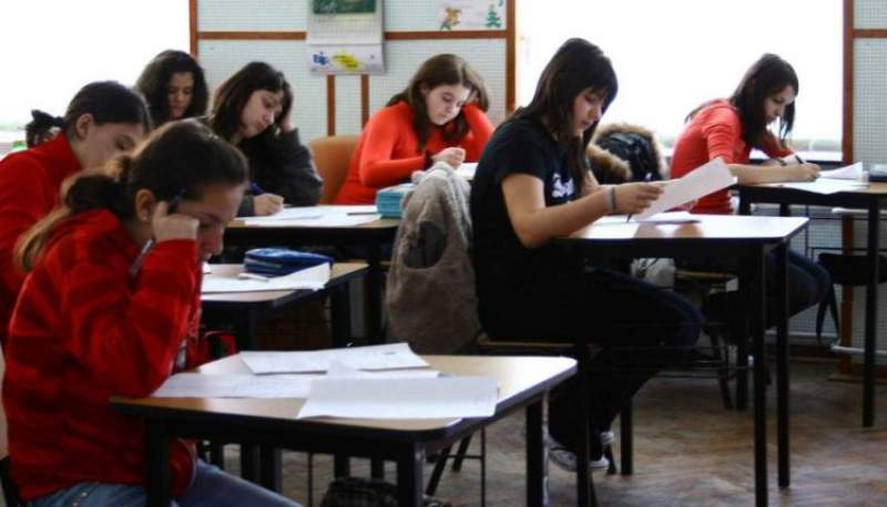 Simularea Evaluării Naţionale continuă miercuri cu proba la limba maternă