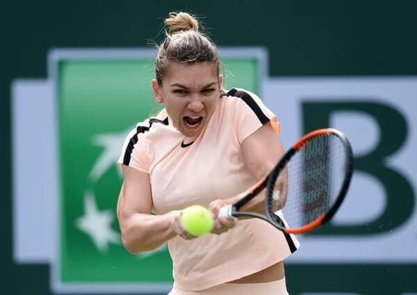 Simona Halep trece greu de Oceane Dodin