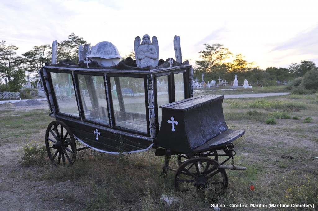 Cimitirul viu din Sulina, locul unde legendele cu pirați, prințese și demnitari din fostul Porto Franco se trezesc la viață