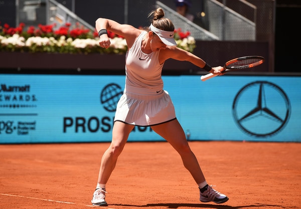 Simona Halep a trecut lejer de japoneza Naomi Osaka