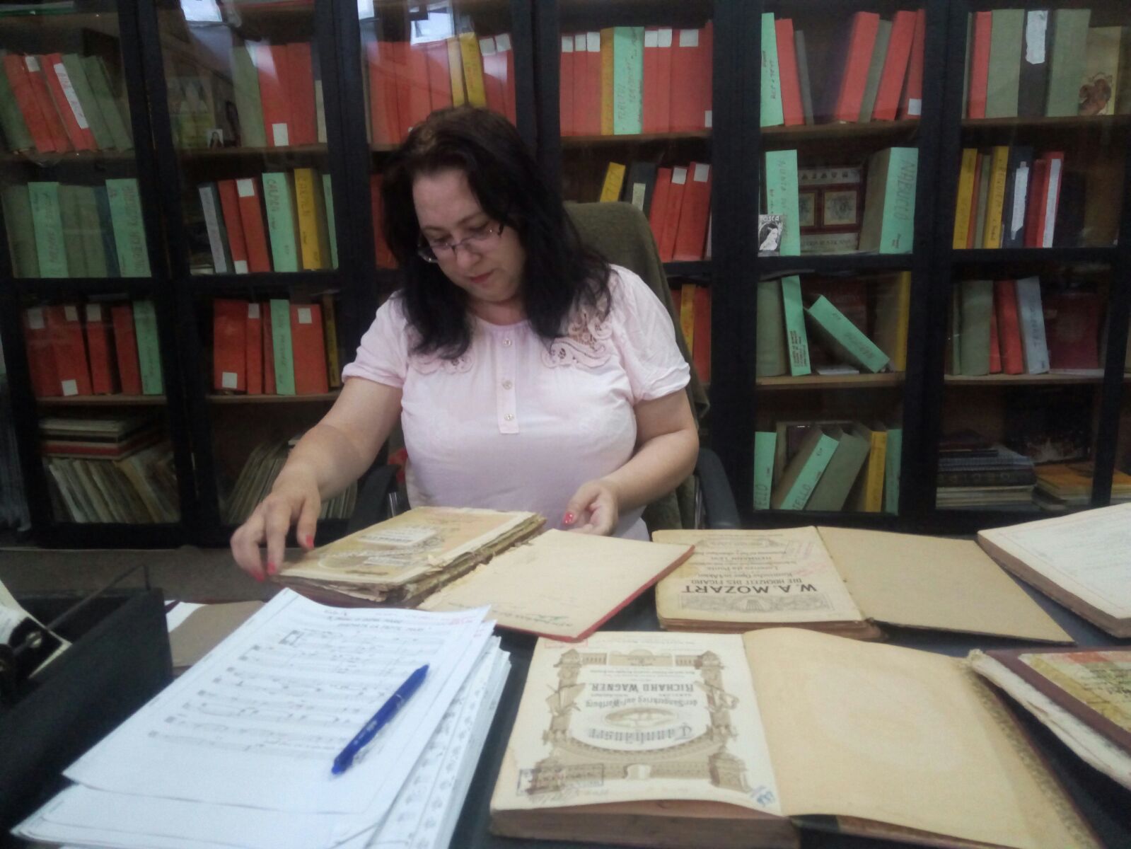 O profesie rară, cea de bibliotecar muzical. Gabriela Petcu, specialistul TNOB Constanța în acest domeniu