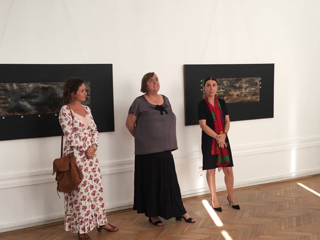 Expoziția „Inside/Outside/Me”, un roman autobiografic în culori al artistei Ioana Predescu