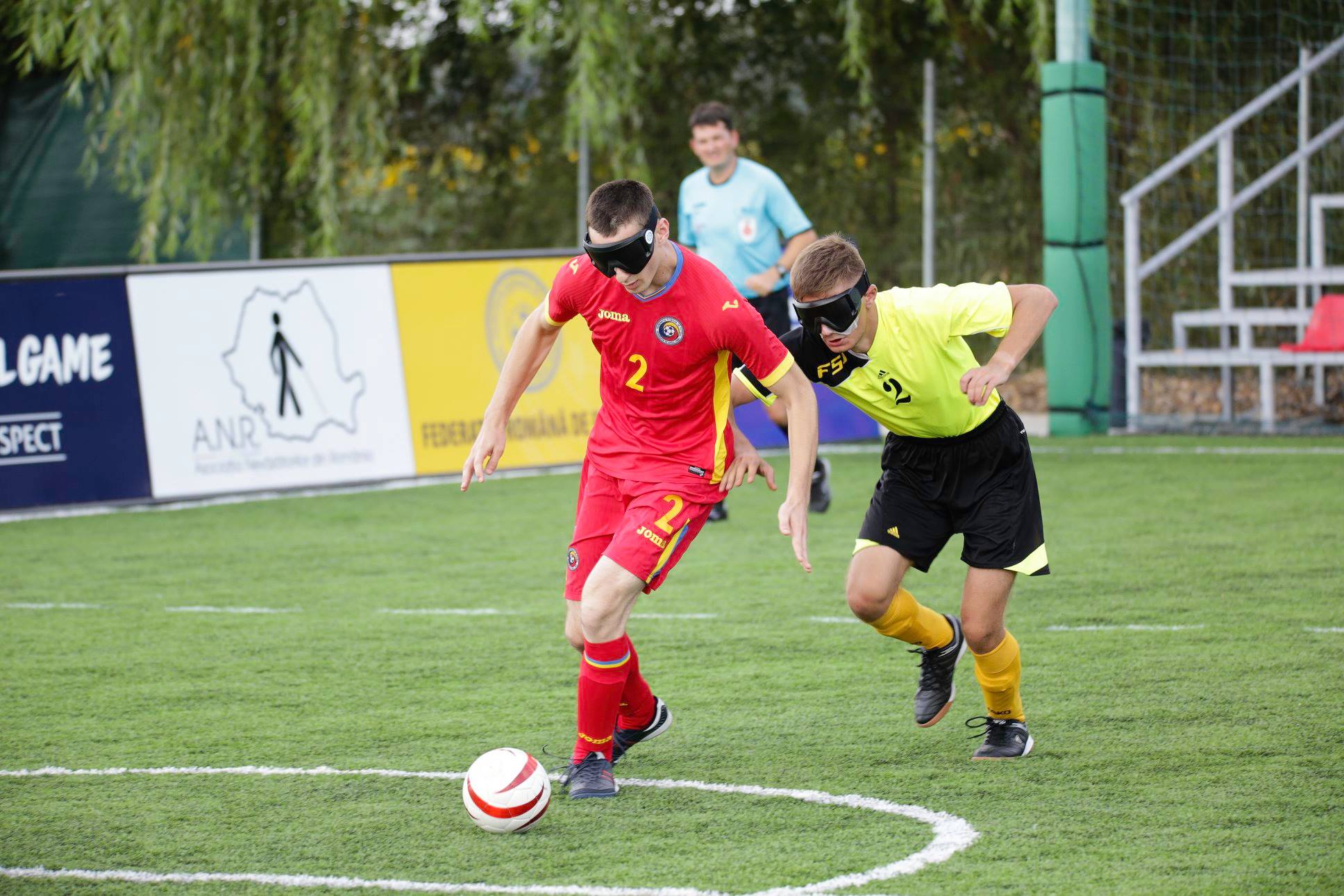 A fost inaugurat în România primul teren de fotbal pentru nevăzători