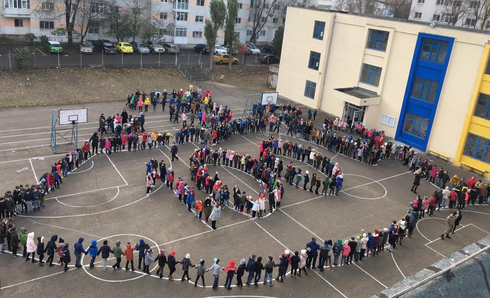 CONSTANȚA: Flashmob dedicat Centenarului. A fost dat startul campaniei „Mesajul meu pentru România“, la care participă peste 50.000 de elevi FOTO