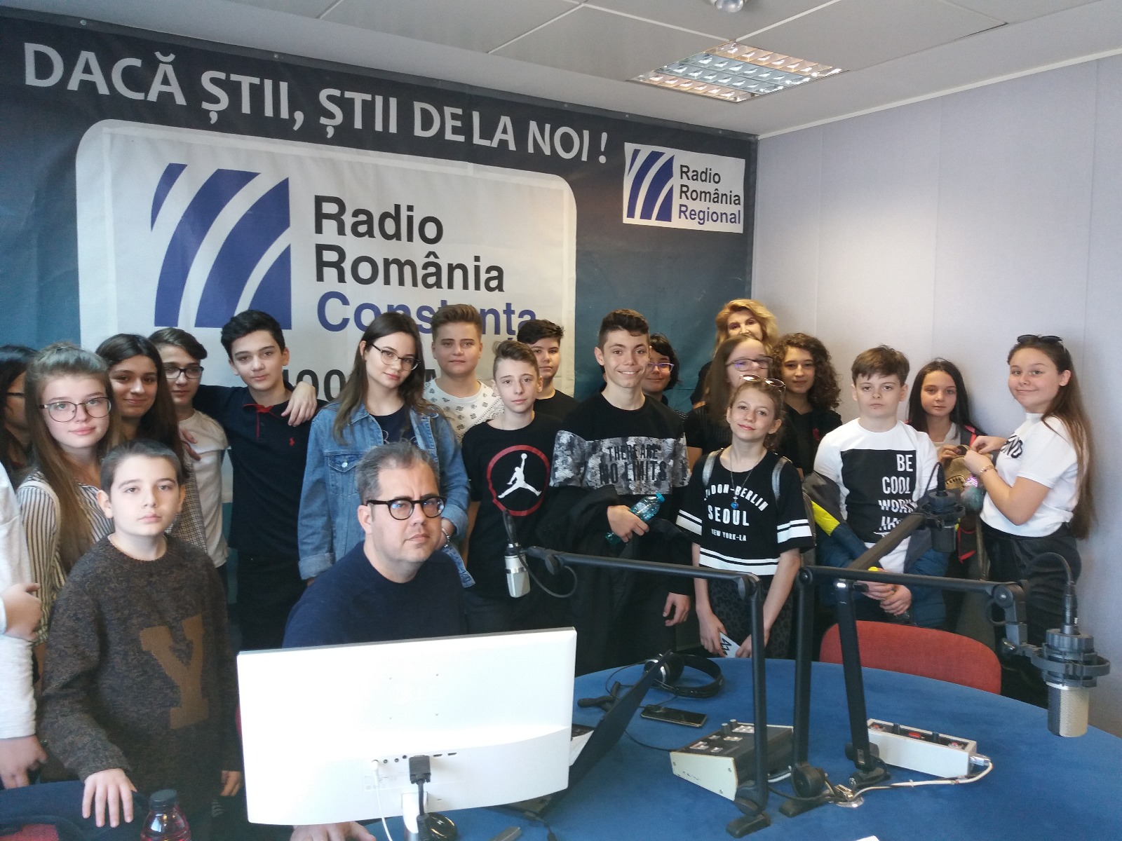 ȘCOALA ALTFEL | Elevi ai Școlii Gimnaziale Nr. 39 „Nicolae Tonitza“, în vizită la Radio Constanța FOTO