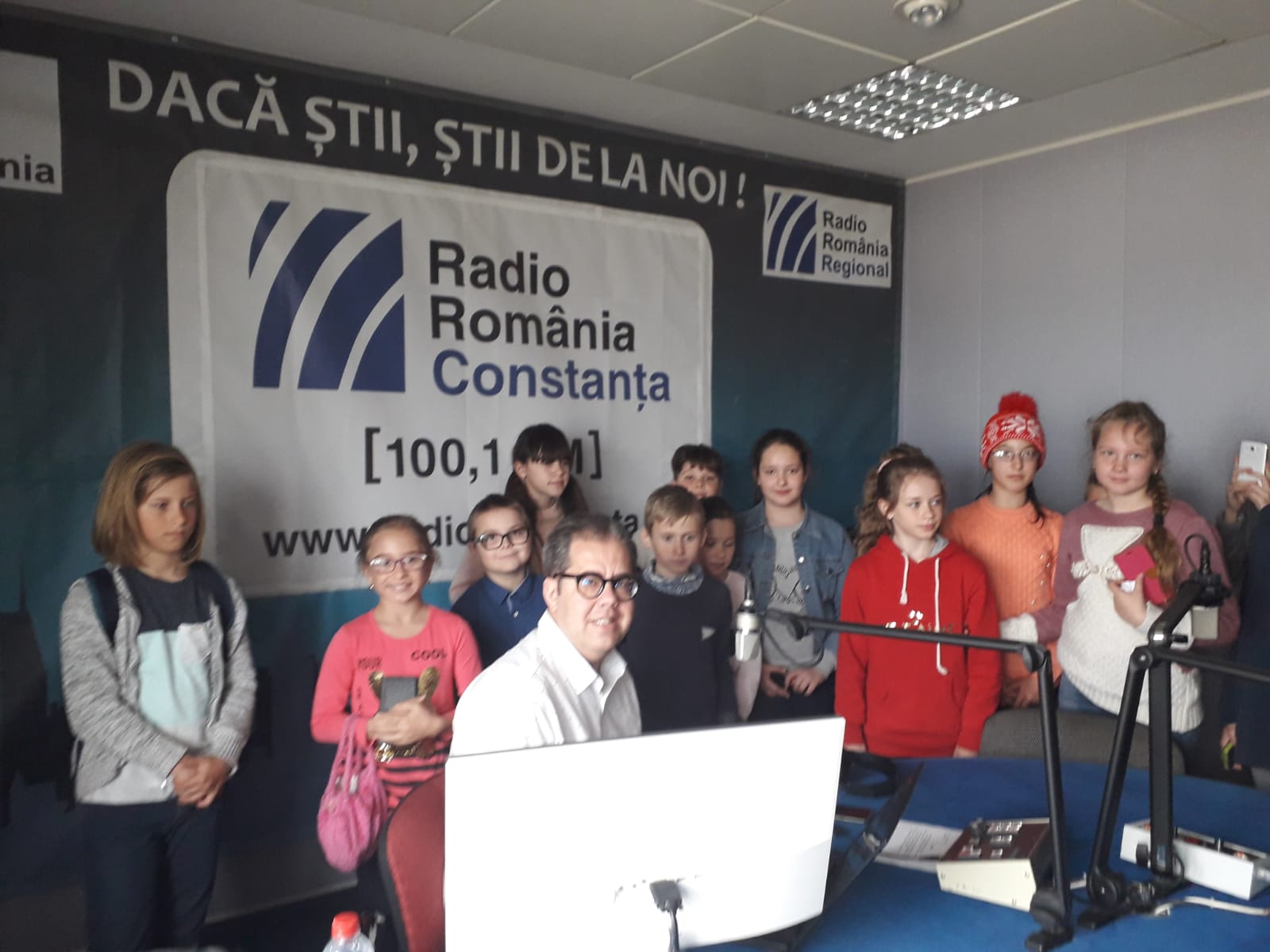 ȘCOALA ALTFEL | 20 de copii de la Școala din Jurilovca au vizitat Radio Constanța FOTO