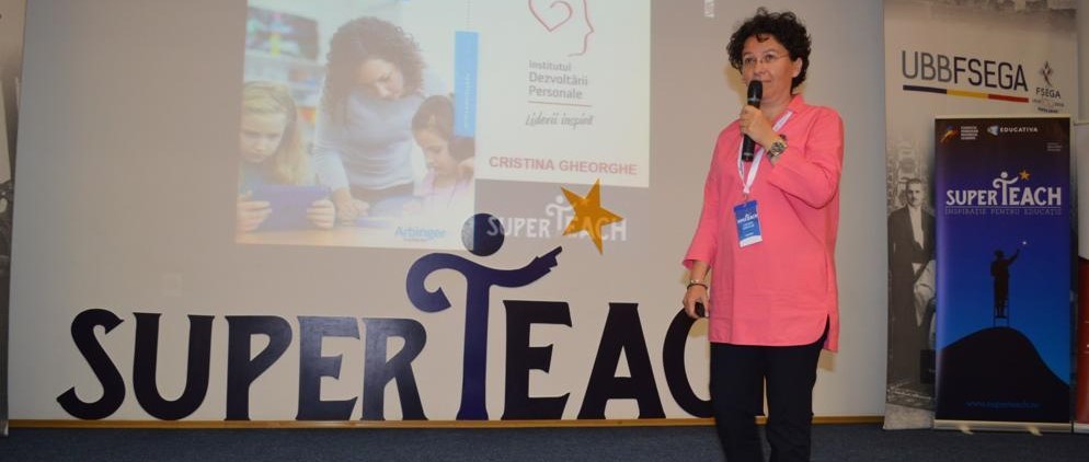 INTERVIU | Cristina Gheorghe, SuperTeach: „Ori de câte ori facem lucruri în locul copiilor noștri, îi ținem dependenți de soluțiile noastre, de gândirea noastră“