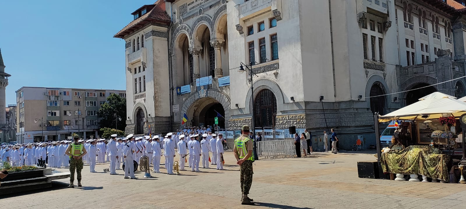 CONSTANŢA: Piața Ovidiu găzduiește festivitatea de absolvire pentru studenții și elevii militari din Forțele Navale Române