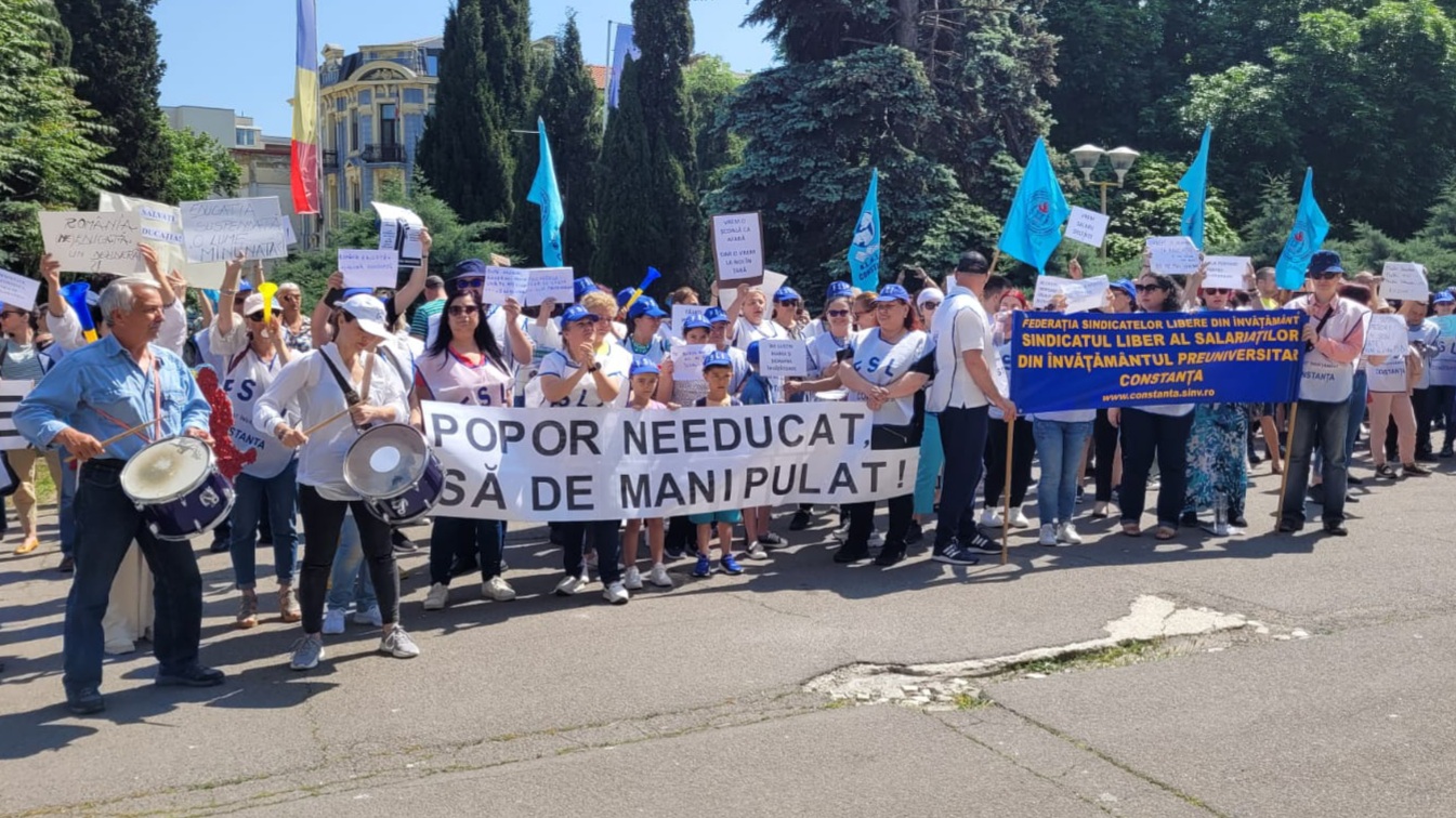 CONSTANȚA: Sindicaliștii din educație protestează în fața Prefecturii (VIDEO)