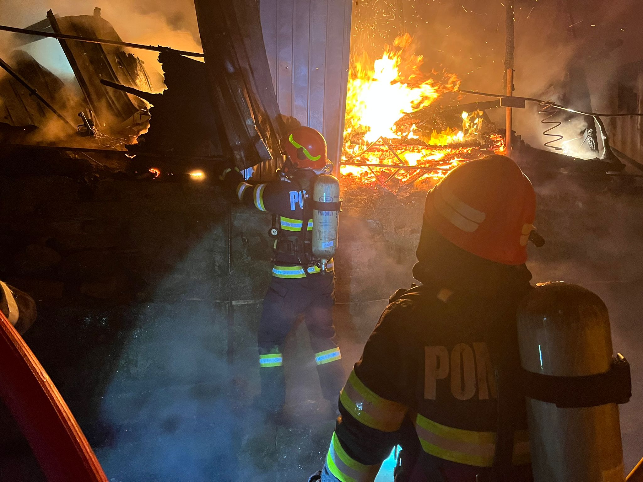 TULCEA/FOTO: Incendiu puternic cu pericol de propagare. 16 apartamente de bloc au fost afectate