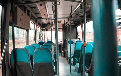 autobuz interior, scaune autobuz - foto - unsplash