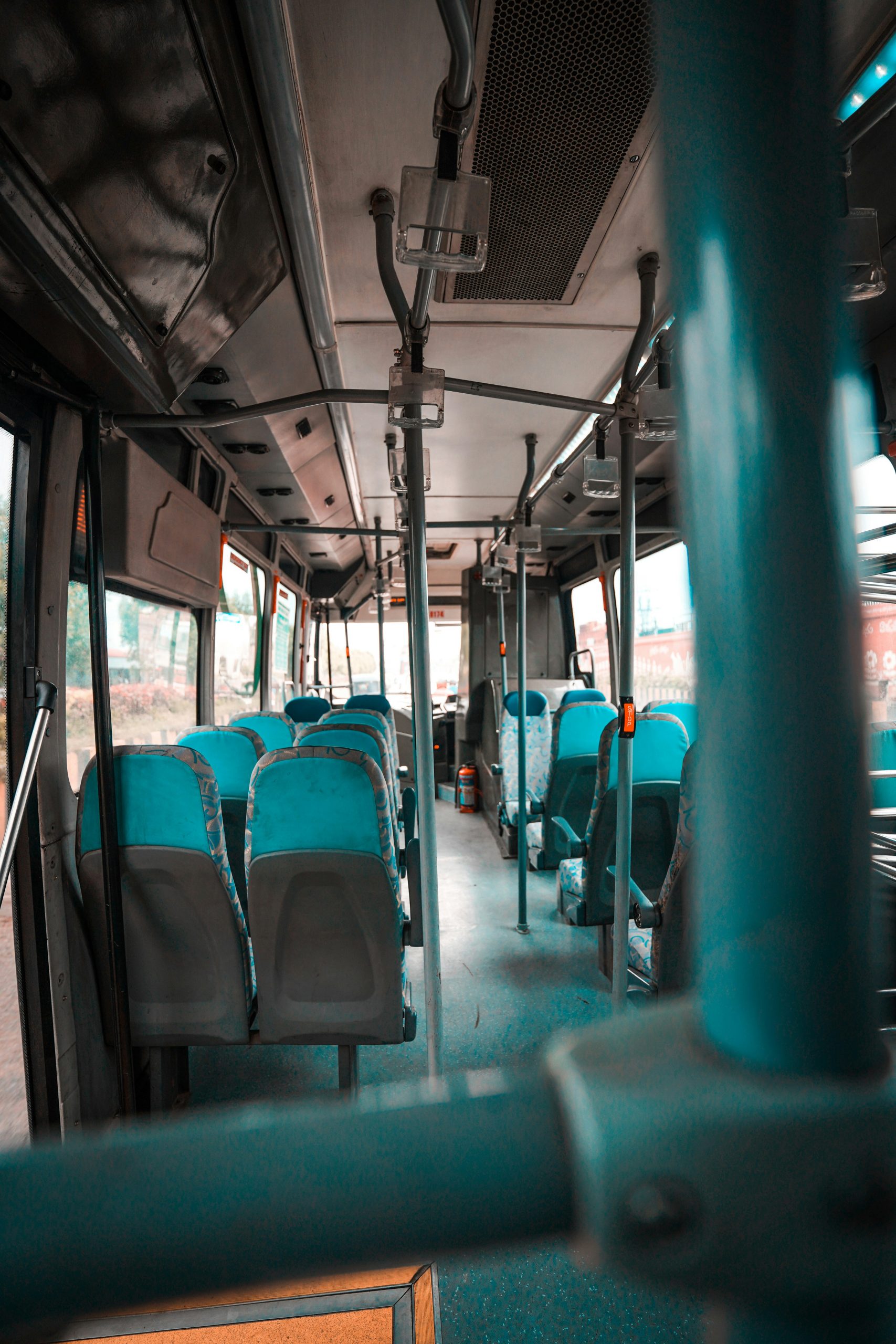 autobuz interior, scaune autobuz - foto - unsplash