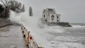 VIDEO: Furtună pe Marea Neagră. Imagini spectaculoase de pe faleza Cazinoului