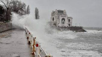 VIDEO: Furtună pe Marea Neagră. Imagini spectaculoase de pe faleza Cazinoului