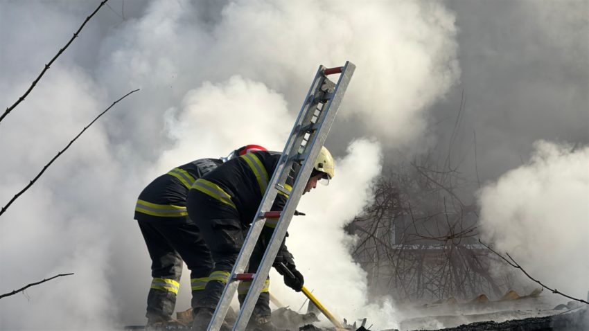 VIDEO: Pompierii tulceni au intervenit la stingerea unui incendiu care se putea extinde și la un bloc din apropiere