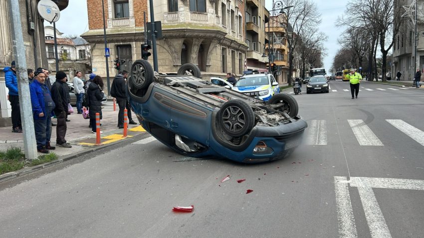 CONSTANȚA: Accident rutier pe bulevardul Ferdinand, cu o mașină răsturnată