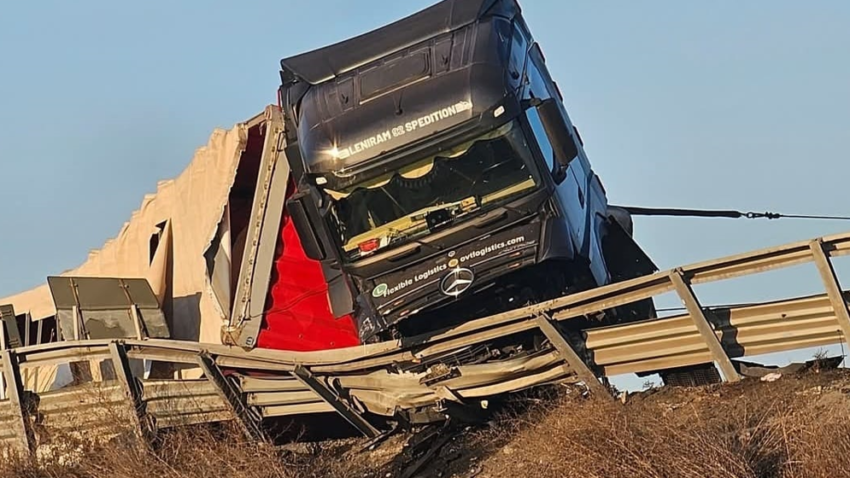 Accident în sensul giratoriu de la Agigea, la ieșirea de pe A4 spre Portul Constanța Sud. Trafic îngreunat