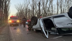 FOTO / VIDEO: O mașină s-a răsturnat la ieșire din Tulcea. Trei persoane primesc îngrijiri medicale la fața locului