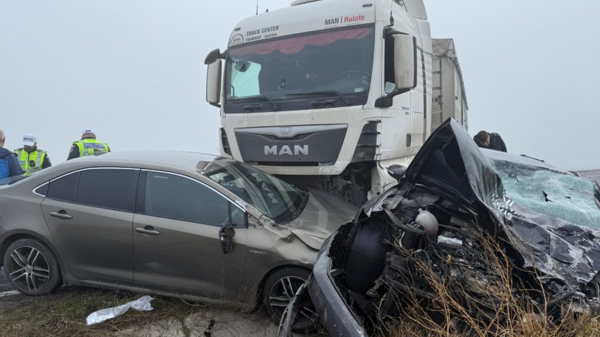 (VIDEO) TULCEA: Accident rutier în apropiere de Baia. O persoană a rămas încarcerată