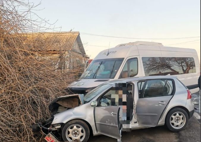 TULCEA: Accident rutier în care a fost implicat un microbuz. 8 persoane au fost rănite